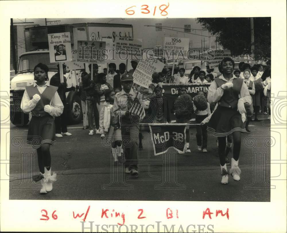 1987 Press Photo A school group marches in Martin Luther Kind Parade, Louisiana- Historic Images