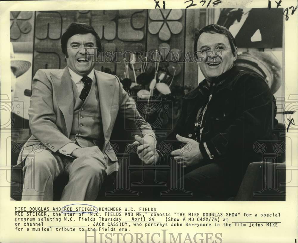 1976 Press Photo Actor Rod Steiger Co-Hosts "The Mike Douglas Show" - nox44063- Historic Images