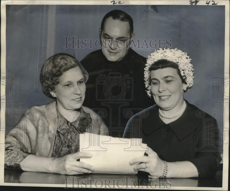 Load image into Gallery viewer, 1959 Press Photo Jesuit High School Blue Jay Parents' Club Plans Benefit
