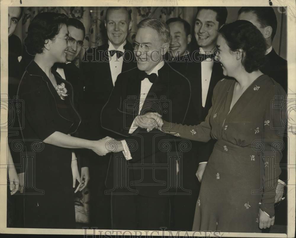 1987 Press Photo John D. Rockefeller, Jr., shaking hands with Miss Tokiko Okawa.