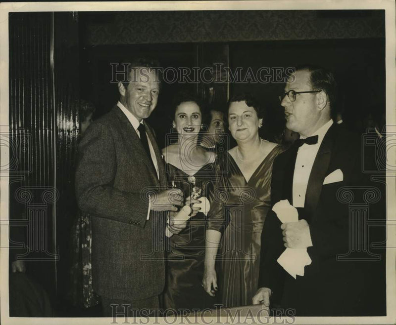 Load image into Gallery viewer, 1955 Press Photo Actor Van Heflin &amp; The Rubensteins of New Orleans, Los Angeles
