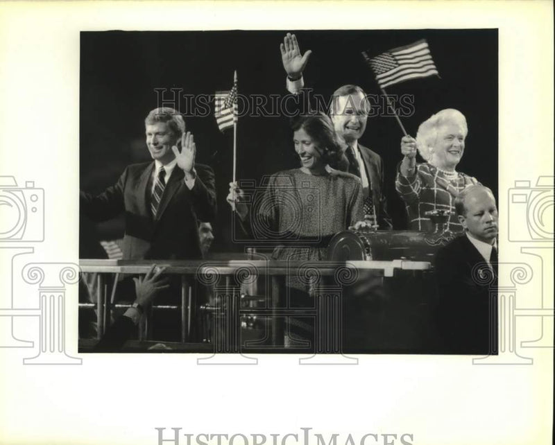 Load image into Gallery viewer, 1988 Press Photo George &amp; Barbara Bush, Dan &amp; Marilyn Quayle, New Orleans Lunch
