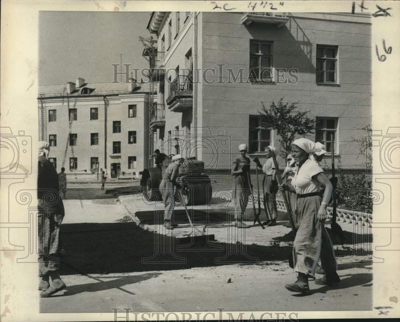 Load image into Gallery viewer, 1958 Press Photo Russian women do street hand work, a man drives power roller

