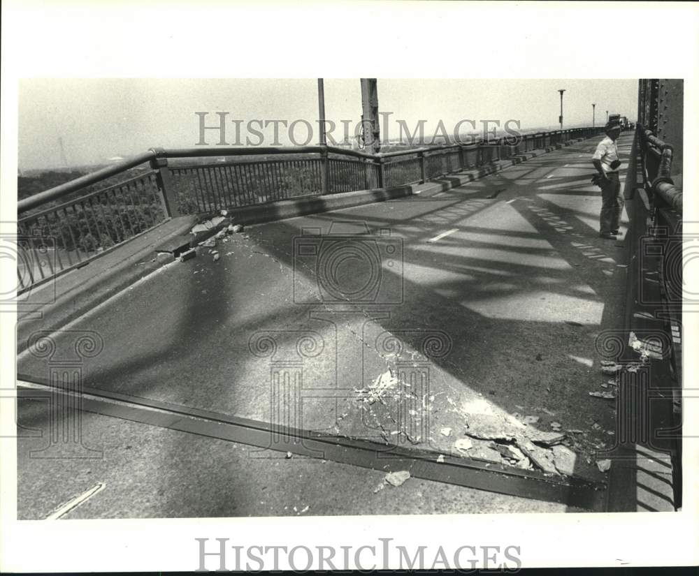 1982 Press Photo Damage on the Huey P. Long bridge after boat hits the bridge.- Historic Images