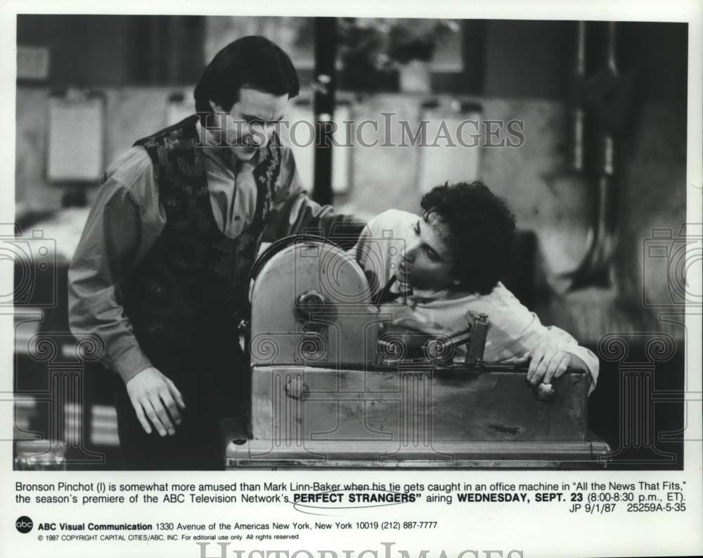 1987 Press Photo "Perfect Strangers" Actors Bronson Pinchot, Mark Linn-Baker