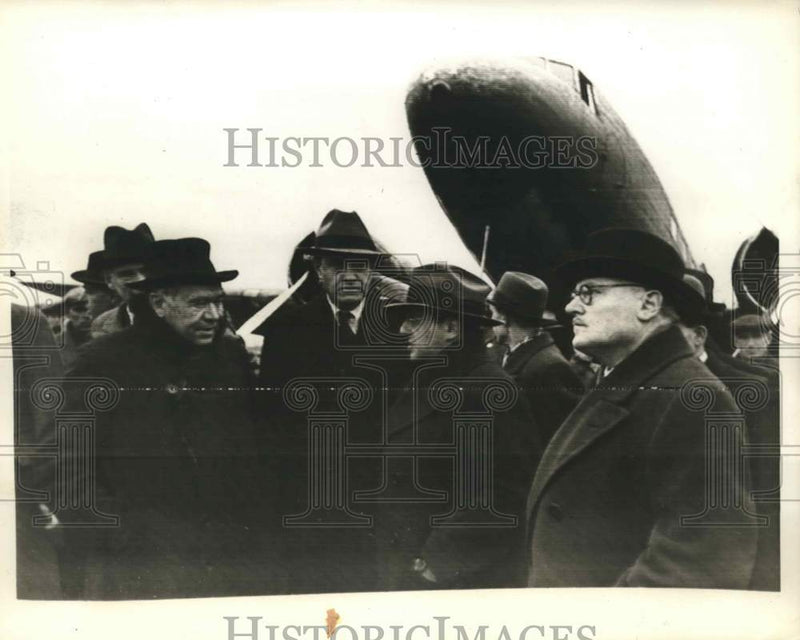 Load image into Gallery viewer, 1941 Press Photo British, Americans Arrive Moscow for 3 Government Conference
