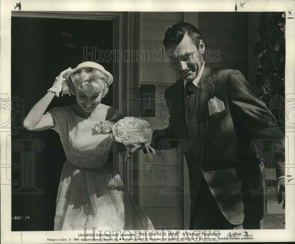 1959 Press Photo Actors Cindy Robbins, Ken Scott in "This Earth is Mine"- Historic Images