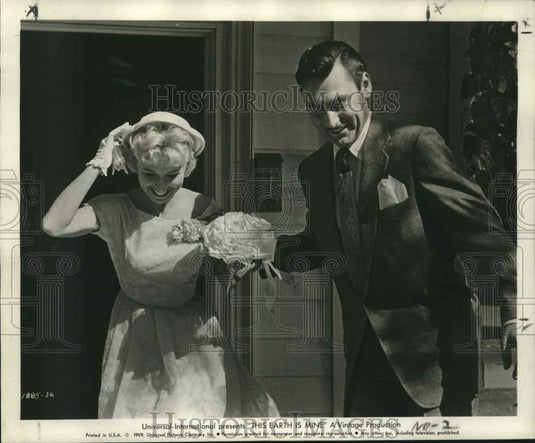 1959 Press Photo Actors Cindy Robbins, Ken Scott in "This Earth is Mine"- Historic Images