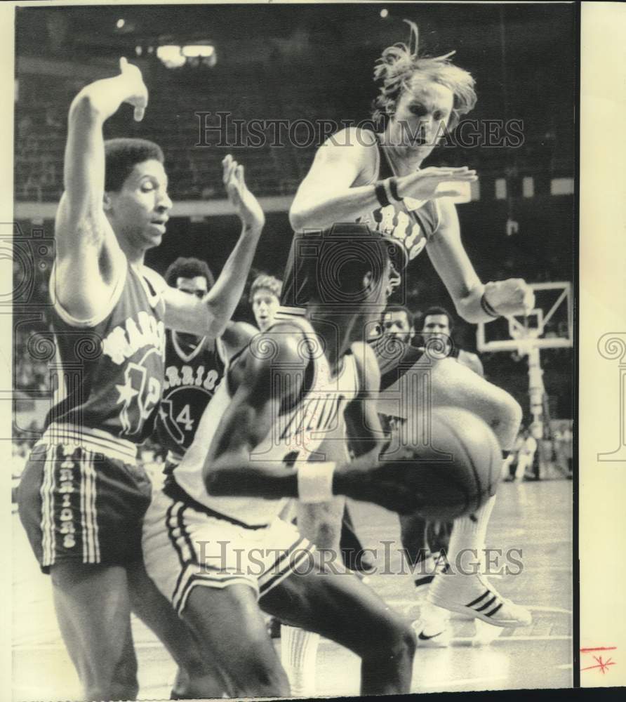 1975 Press Photo Boston&#39;s Charlie Scot &amp; Golden State&#39;s Phil Smith in Boston.- Historic Images