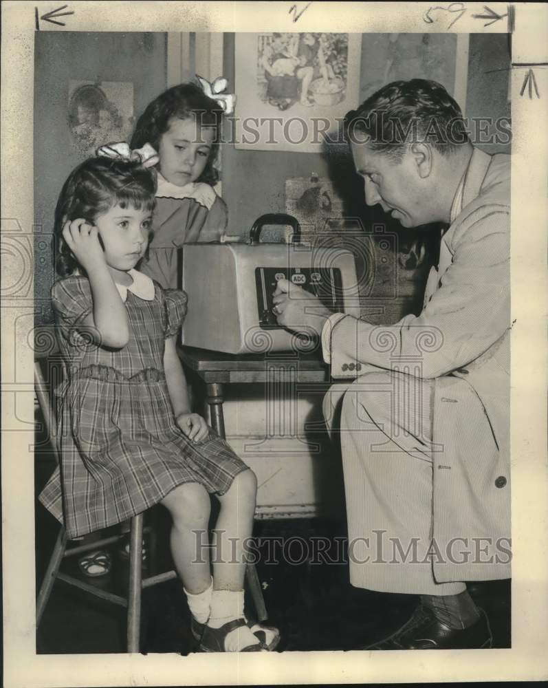 1949 Press Photo Principal Gives Beauregard School Pupil Hearing Test- Historic Images