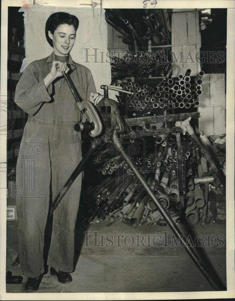 1951 Press Photo Lillian Ann Baumbach, first woman master plumber, cuts pipe- Historic Images