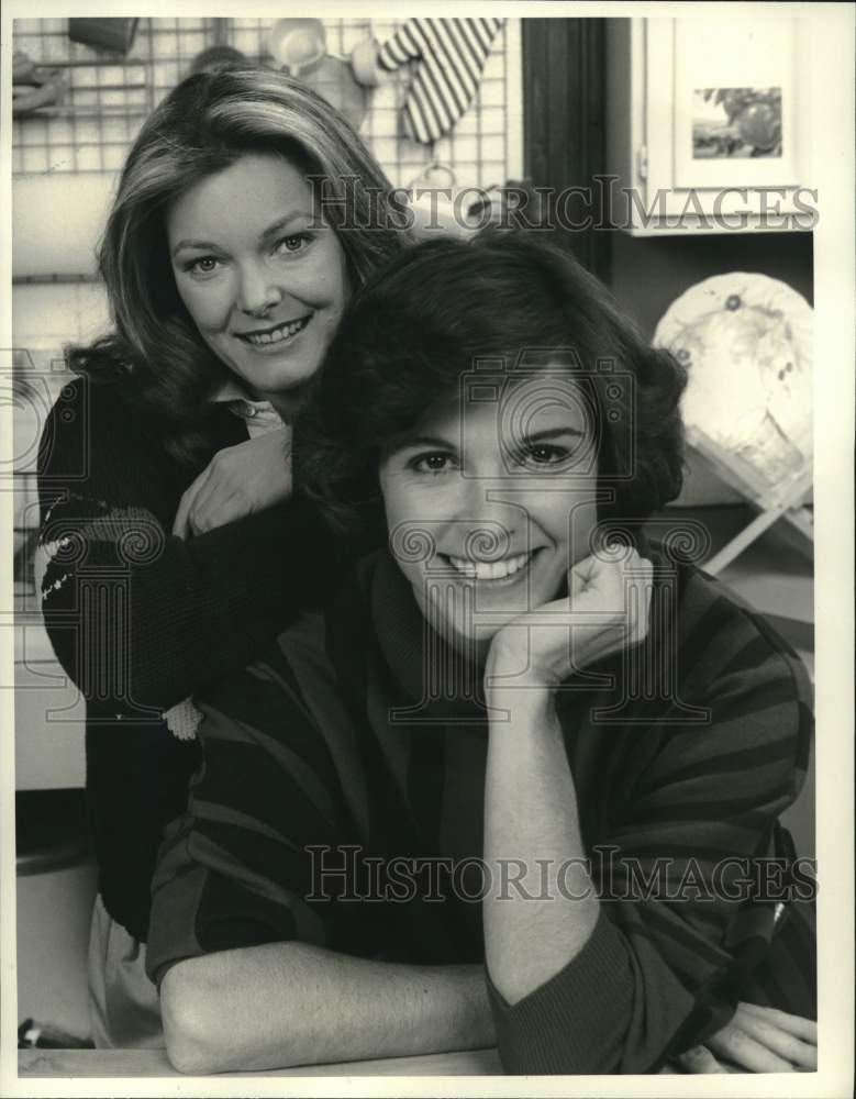 1984 Press Photo Actors Jane Curtain, Susan Saint James in &quot;Kate &amp; Allie&quot;- Historic Images