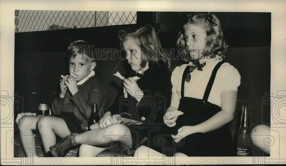 1948 Press Photo Schoolchildren Eating Lunch - nox47212- Historic Images