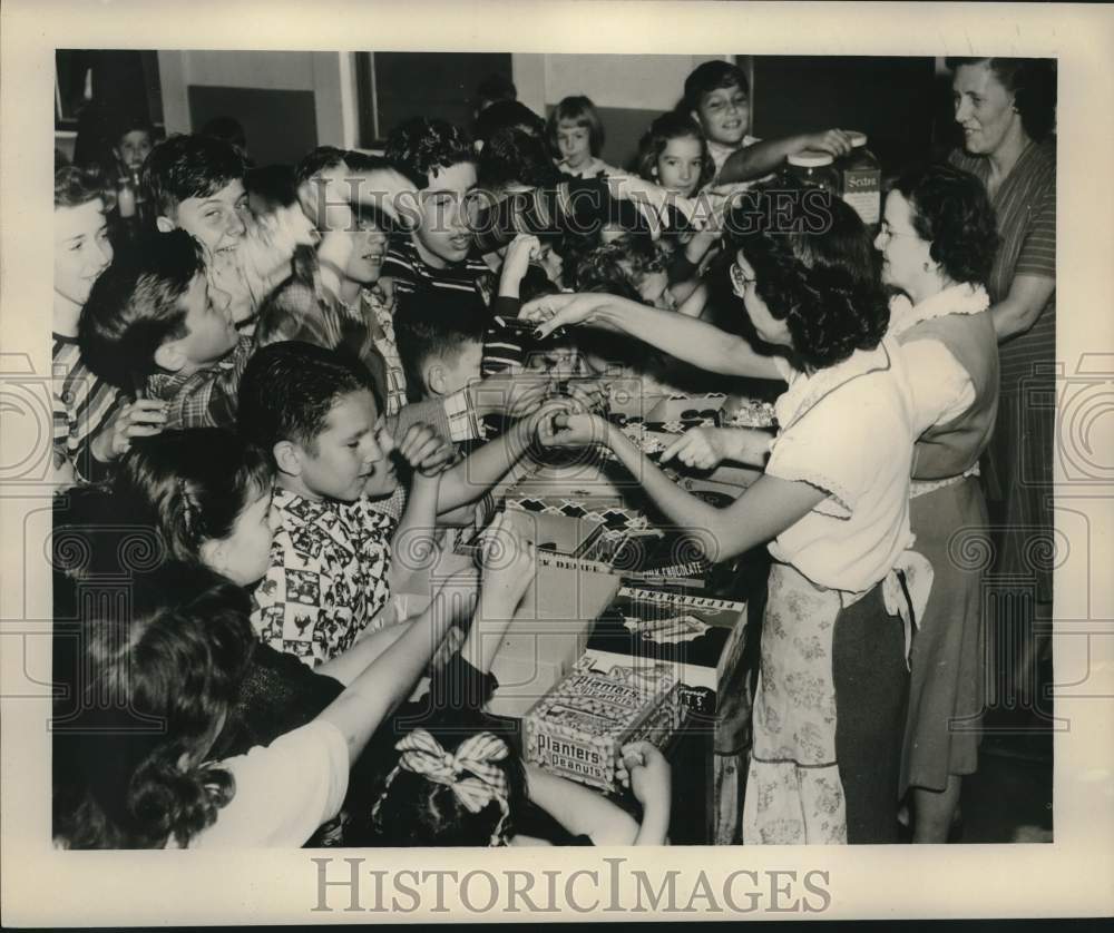 1948 Press Photo Kids Buy Candy at School - nox47214- Historic Images