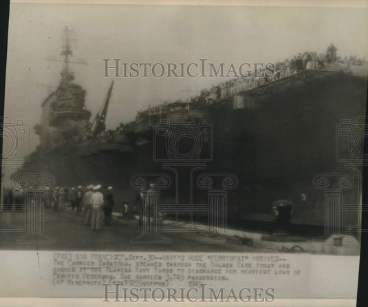 1945 Press Photo The Carrier Saratoga docked at the Almeda Navy Yards.- Historic Images