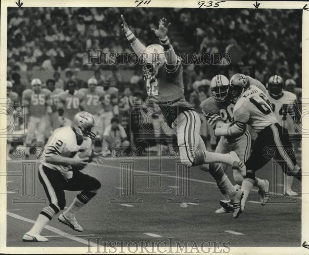 1976 Press Photo Saints Footballer Bobby Scott Ducks under Oiler Sacker- Historic Images