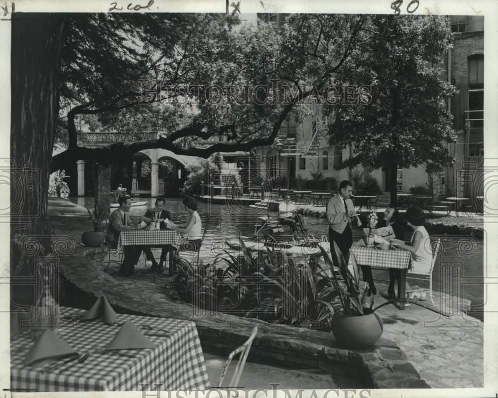 1967 Press Photo San Antonio residents enjoy the atmosphere by the river, Texas- Historic Images