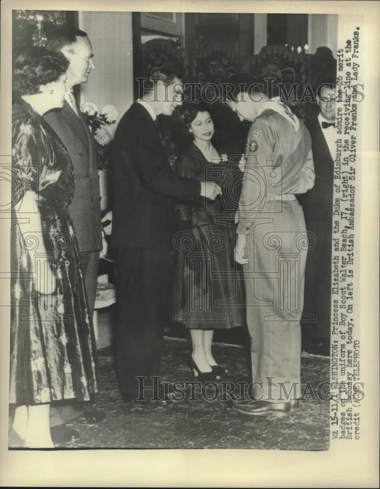 1951 Press Photo Princess Elizabeth &amp; the Duke admire Boy Scout Badges, WA- Historic Images