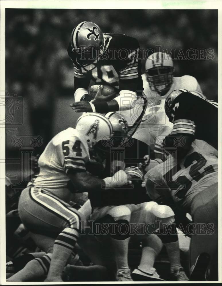 1983 Press Photo Football player George Rogers flies over Oilers line to score