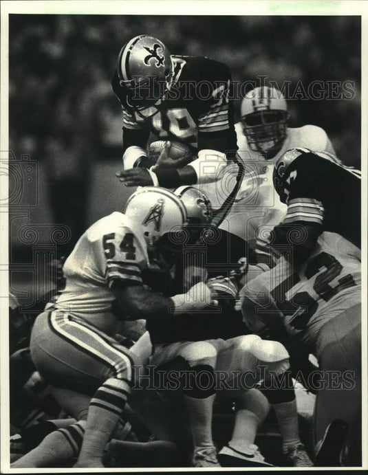 1983 Press Photo Football player George Rogers flies over Oilers line to score