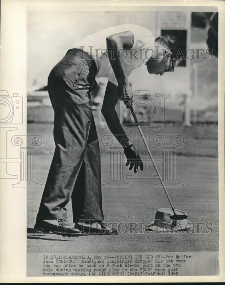 1965 Press Photo Pro golfer Juan &quot;Chi Chi&quot; Rodriguez sinks an 8 foot birdie, IN.- Historic Images