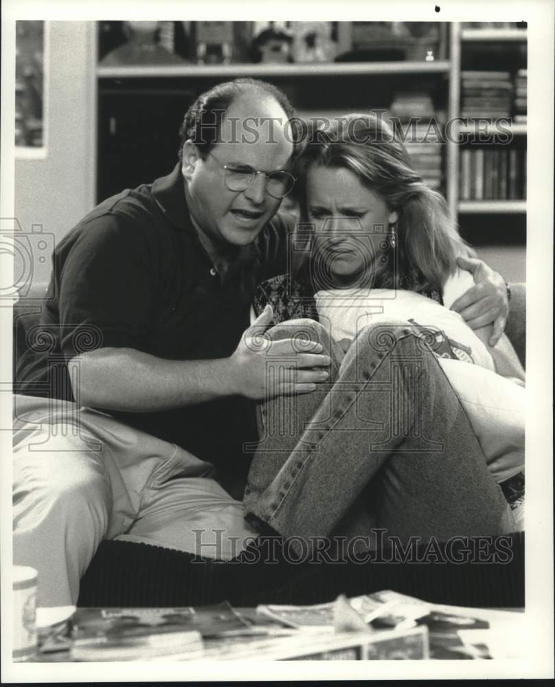 Press Photo Jason Alexander embraces Heidi Swedberg in a scene from "Seinfeld"