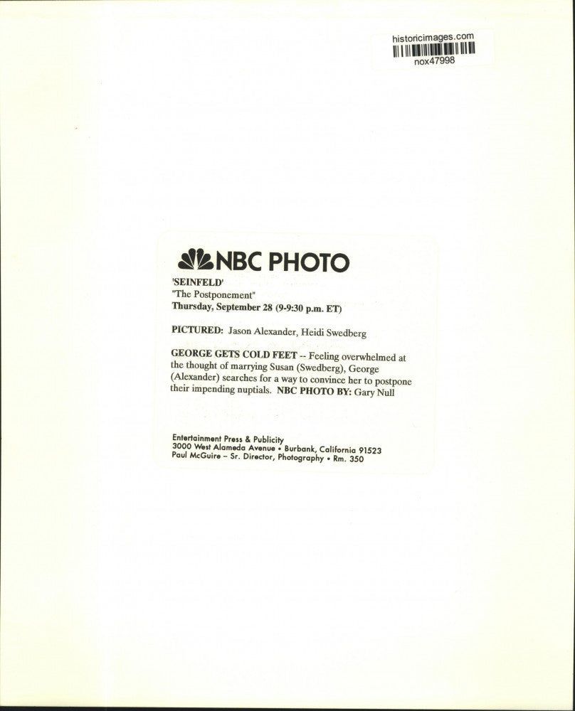 Press Photo Jason Alexander embraces Heidi Swedberg in a scene from "Seinfeld"