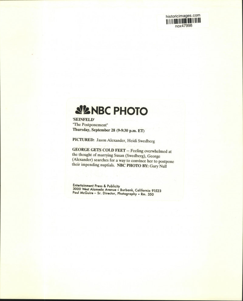 Load image into Gallery viewer, Press Photo Jason Alexander embraces Heidi Swedberg in a scene from "Seinfeld"
