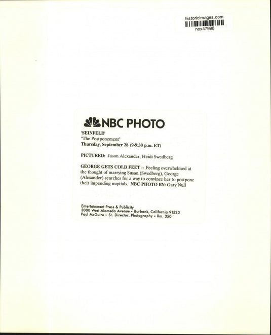 Press Photo Jason Alexander embraces Heidi Swedberg in a scene from "Seinfeld"