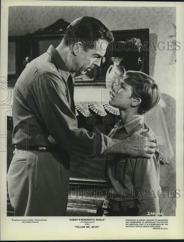 1981 Press Photo Fred MacMurray &amp; Kurt Russell in a scene from &quot;Follow Me, Boys&quot;- Historic Images