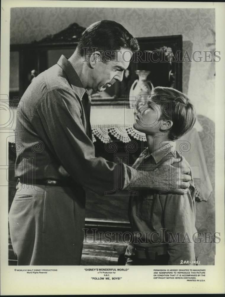 1981 Press Photo Fred MacMurray & Kurt Russell in a scene from "Follow Me, Boys"- Historic Images