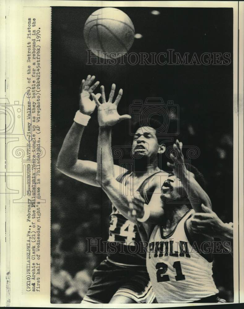 1970 Press Photo Detroit Pistons vs. Philadelphia 76ers in Basketball Action- Historic Images