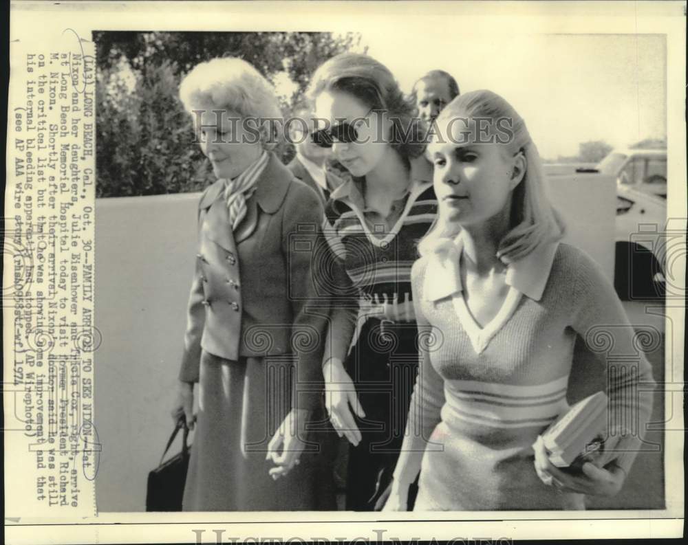 1974 Press Photo Ex-President Nixon&#39;s Family Arrives at California Hospital- Historic Images