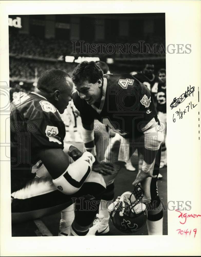 1990 Press Photo New Orleans Saints Football Players Confer at Sideline- Historic Images