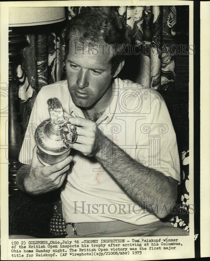 1973 Press Photo British Open Winner Golfer Tom Weiskopf Inspects Trophy- Historic Images