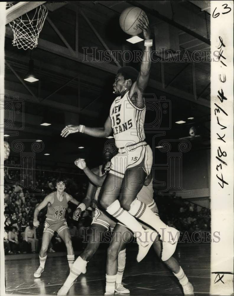 1977 Press Photo University of New Orleans Basketball Player Rico Weaver in Game- Historic Images