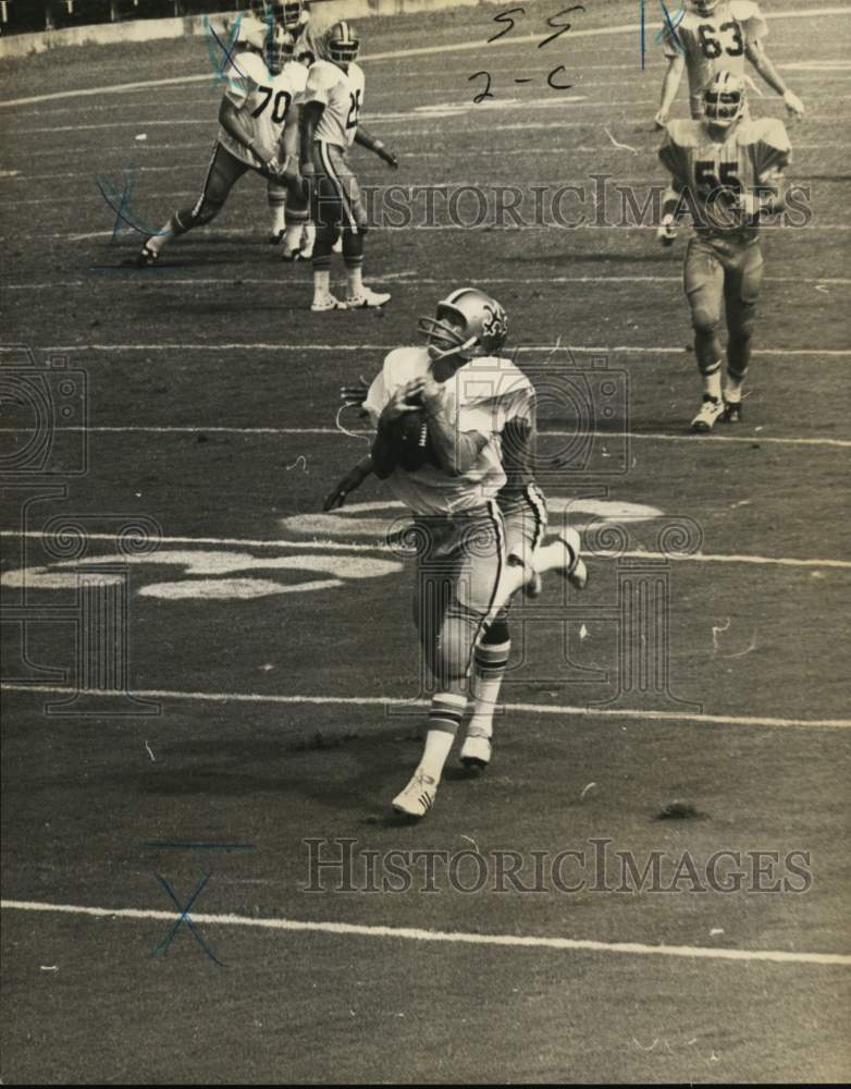 1973 Press Photo New Orleans Saints Footballer Doug Winslow Makes Catch- Historic Images