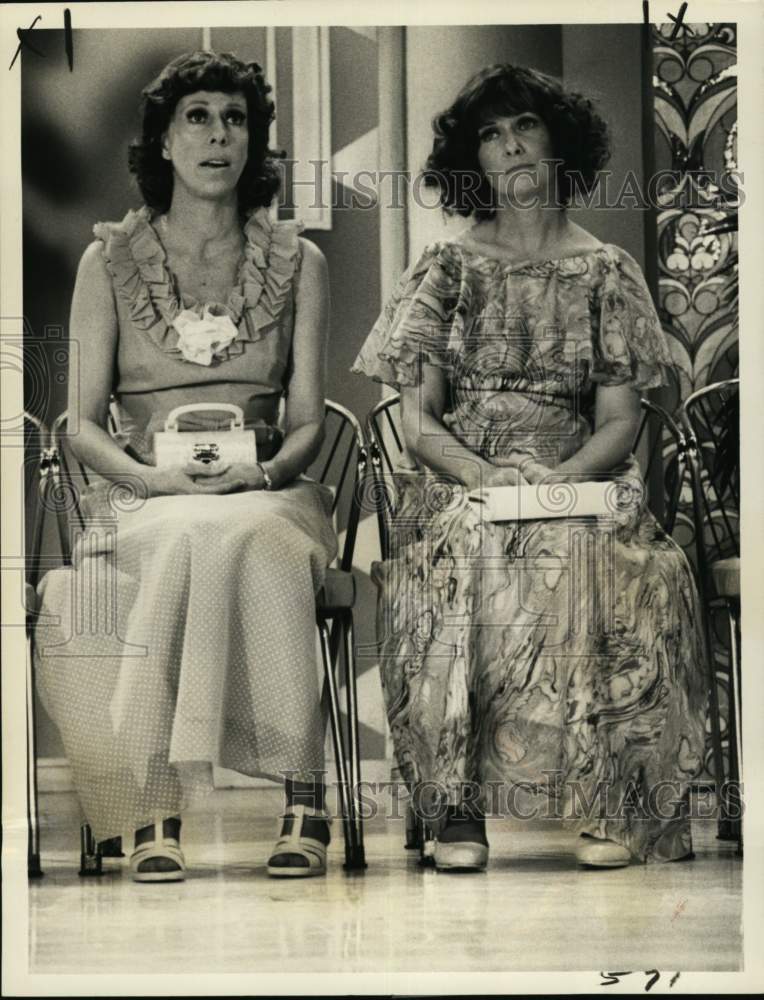 1976 Press Photo Actors Carol Burnett, Joanne Woodward, "The Carol Burnett Show"
