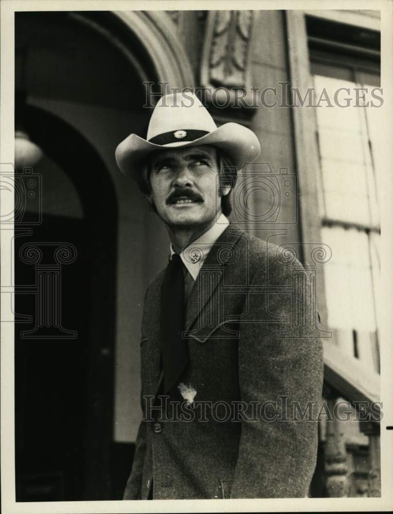 Load image into Gallery viewer, 1971 Press Photo "McCloud" - Dennis Weaver as Deputy Marshal Sam McCloud
