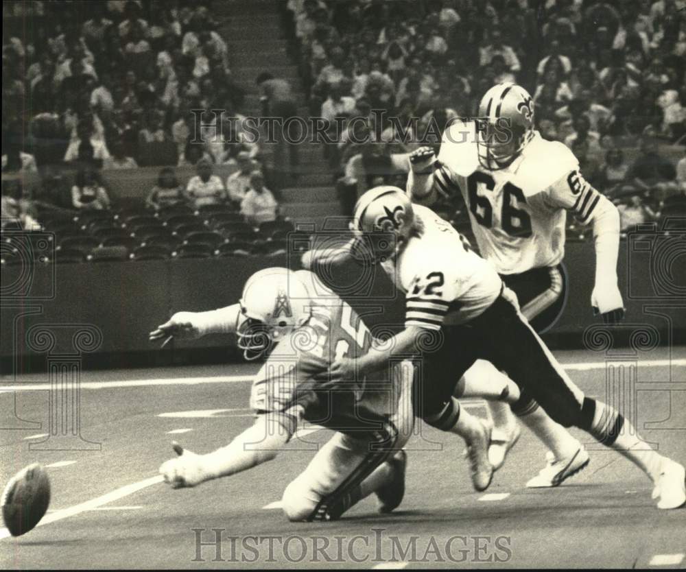 1976 Press Photo New Orleans Saints Versus Houston Oilers Football Action- Historic Images