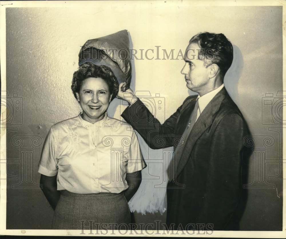 1954 Press Photo Fraudulent Cancer Cure Hat Exhibited by FDA, New Orleans- Historic Images