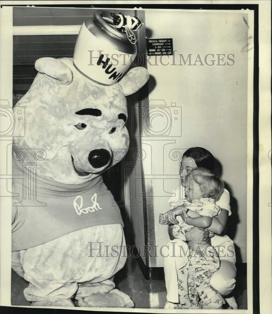 1974 Press Photo Luke Down and Winnie the Pooh, Memorial Hospital, Chicago- Historic Images