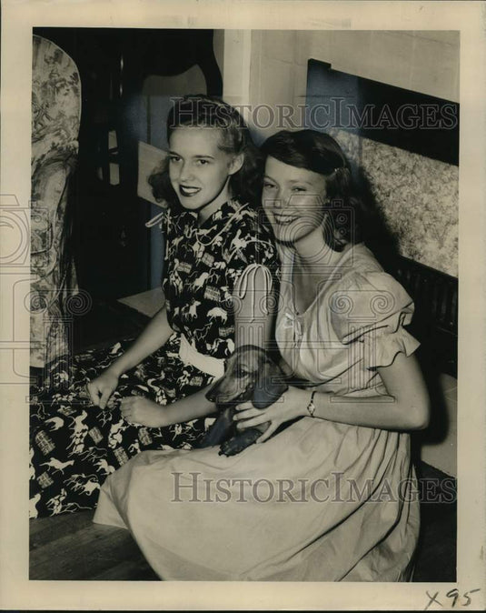 1947 Press Photo Frances Hemenway & Betty Bailey of Montgomery - nox50988- Historic Images