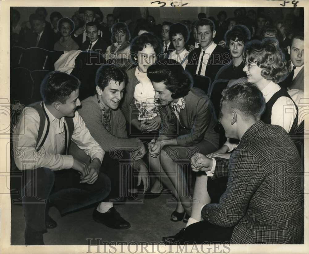1961 Press Photo Kohn Junior High-&quot;Ask Abby&quot; Columnist and Students, New Orleans