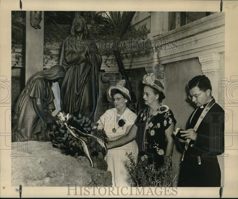 Load image into Gallery viewer, 1949 Press Photo Auxiliary Places Memorial Day Wreaths At Shrine, New Orleans
