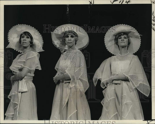 1976 Press Photo Carol Burnett, Vicki Lawrence, Joanne Woodward Ham It Up On TV- Historic Images