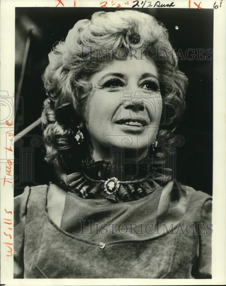1980 Press Photo Beverly Sills receives 1980 Gold Baton Award in New York City