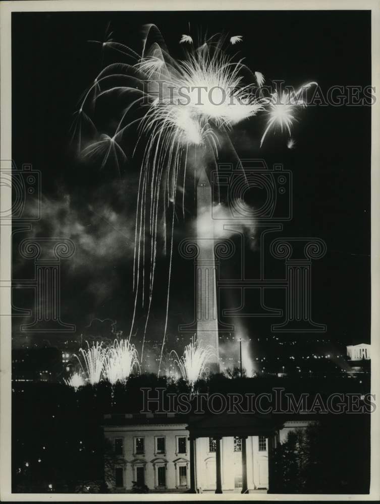 1961 Press Photo Fireworks display in front of the Washington Monument
