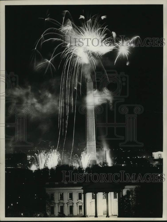 1961 Press Photo Fireworks display in front of the Washington Monument