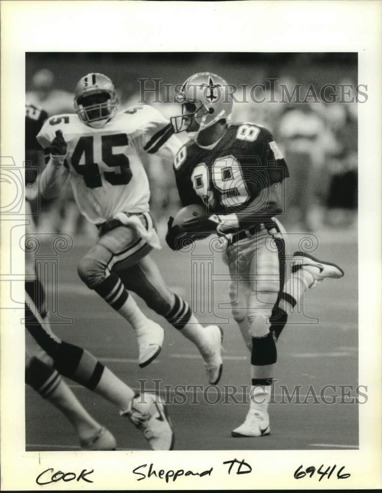 1989 Press Photo Saints Derrick Shepard &amp; Cowboys Manny Hendrix football action.- Historic Images